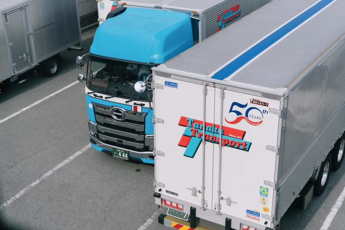 大阪を拠点に関西から名古屋方面の配送を支える運送会社、田中運送のトラックとドライバー