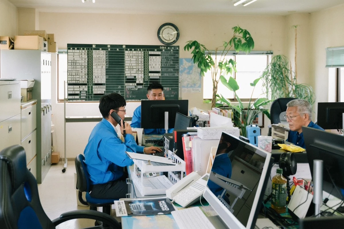 大阪を拠点に関西から名古屋方面の配送を支える運送会社、田中運送のトラックとドライバー