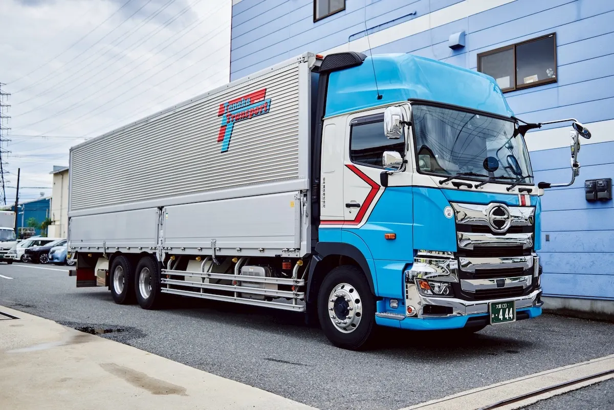 大阪を拠点に関西から名古屋方面の配送を支える運送会社、田中運送のトラックとドライバー