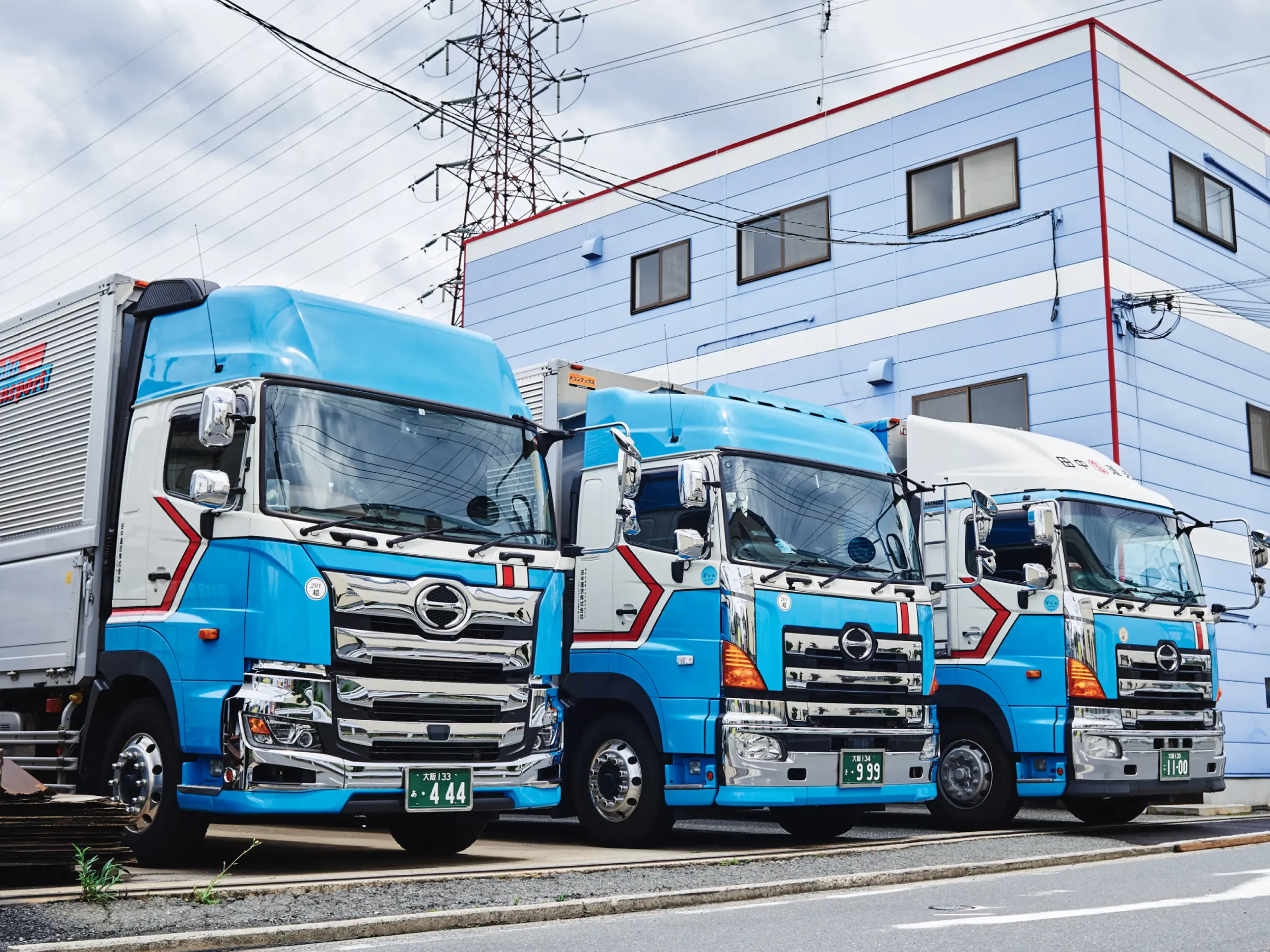 大阪を拠点に関西から名古屋方面の配送を支える運送会社、田中運送のトラックとドライバー
